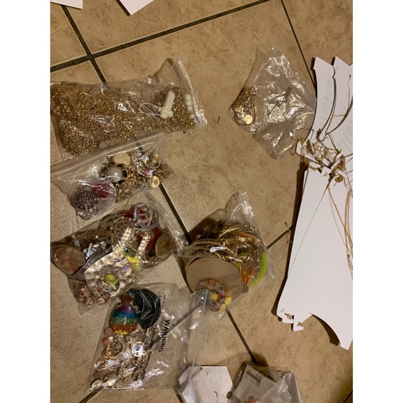 I’m selling this entire box I got full of jewelry! - Picture 5 of 8